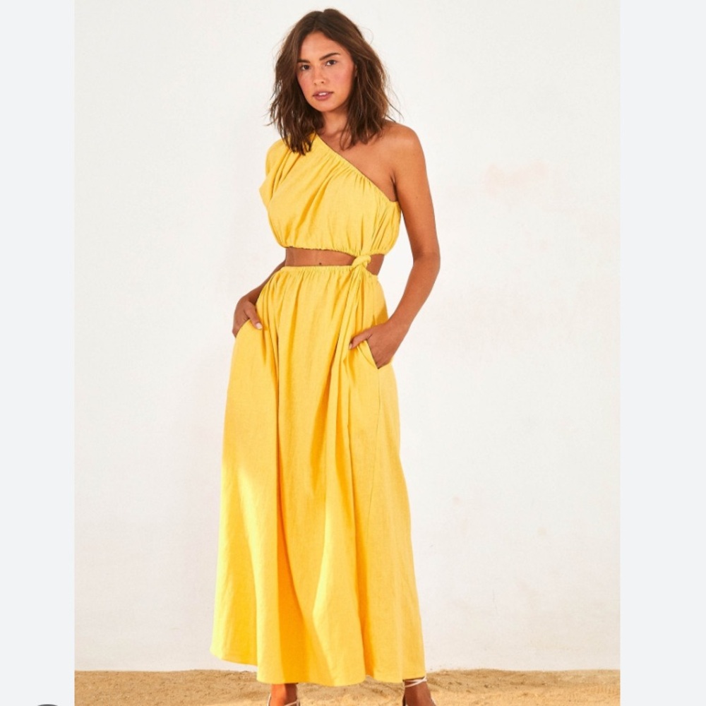 SOLD ⚠️⚠️⚠️⚠️⚠️ FARM RIO one shoulder dress